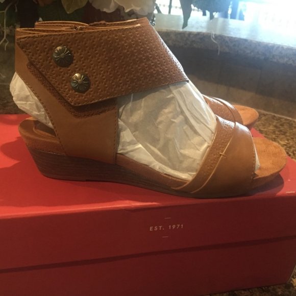 Tan Leather Sandals by Rockport (in original
box) - Picture 2 of 15